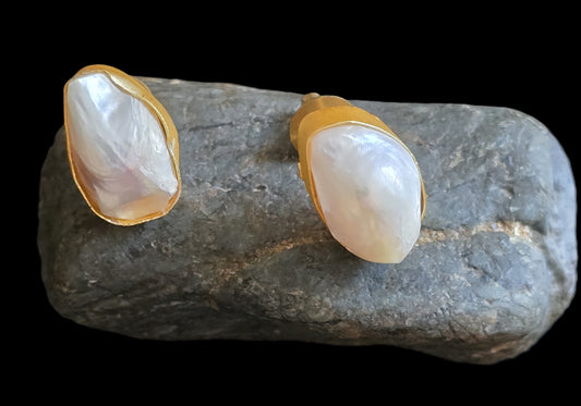 Riley Baroque Pearl Stud