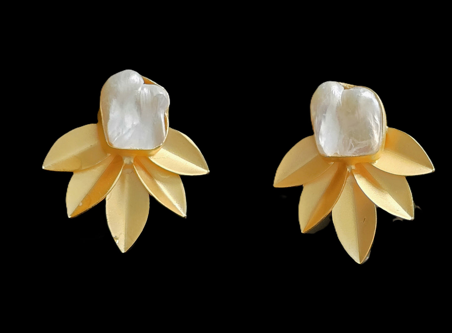 Winnie Baroque Pearl Flower Stud