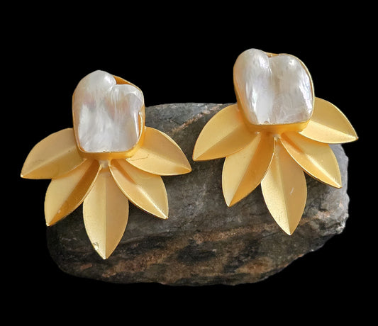 Winnie Baroque Pearl Flower Stud