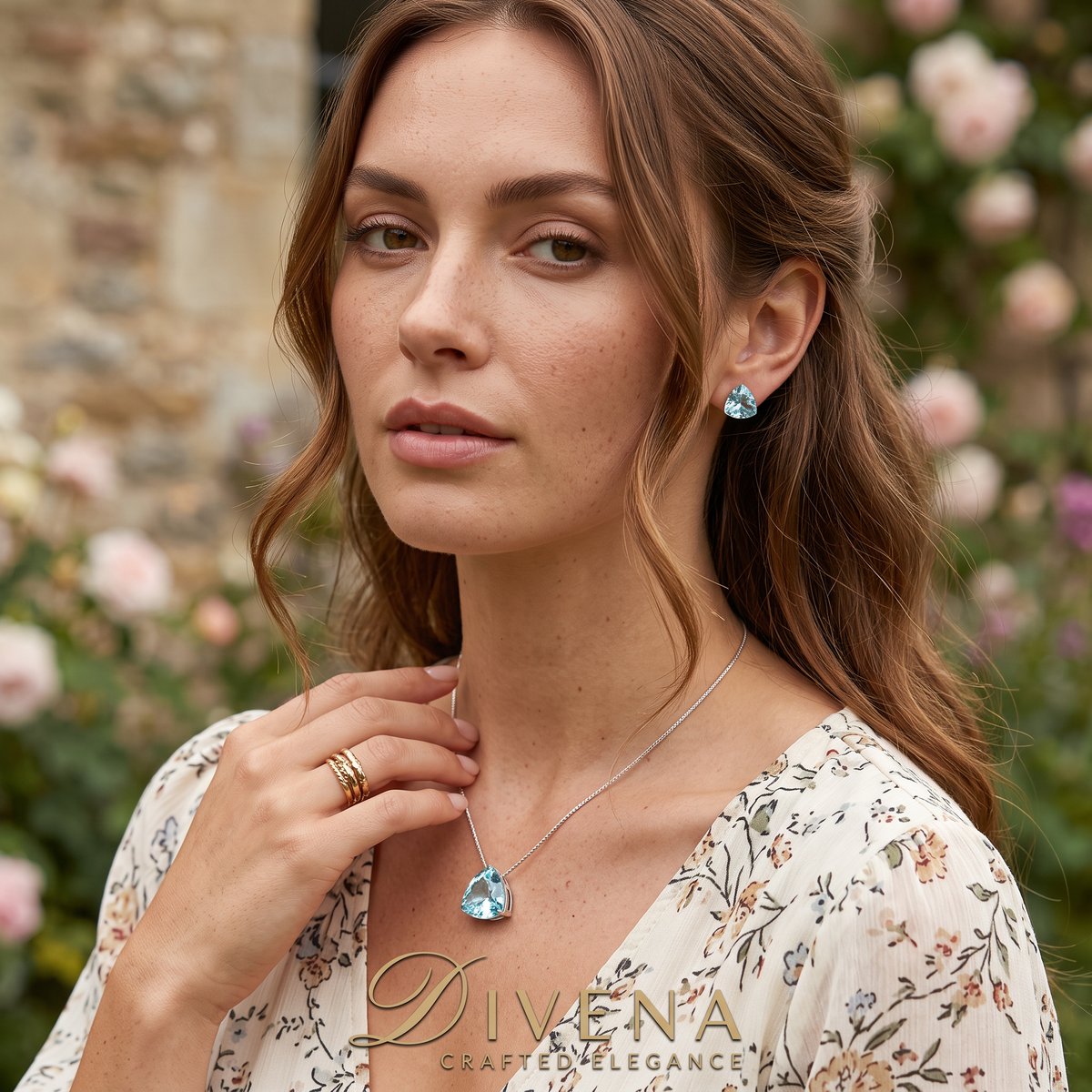 Lyra Solitaire Crystal Pendant Set