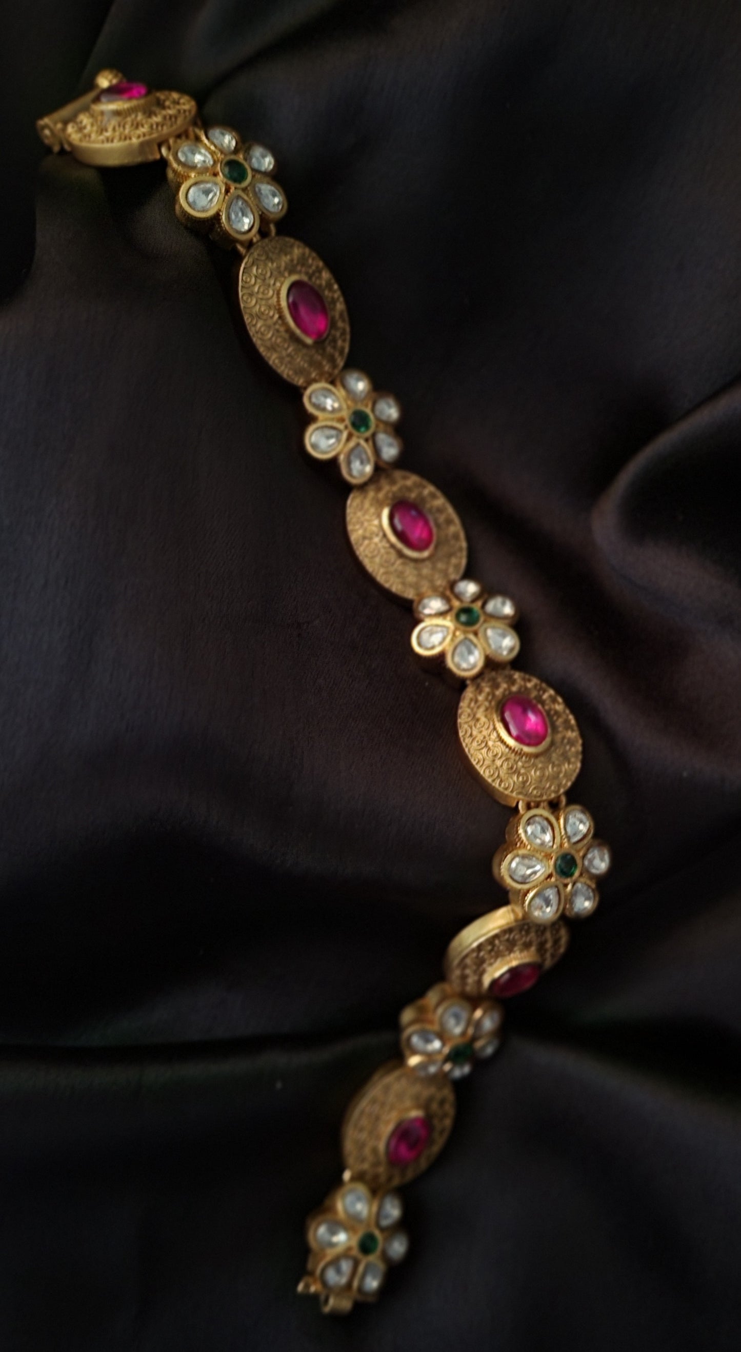 Maya Rajwadi Pachi Kundan Bracelet