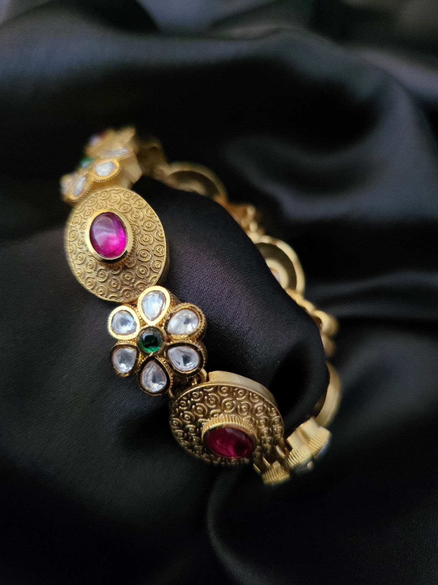 Maya Rajwadi Pachi Kundan Bracelet