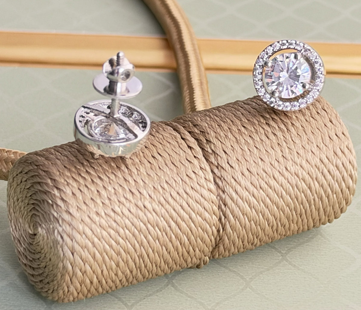 AD Solitaire Stud